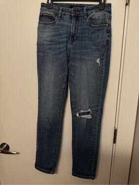 Judy Blue Skinny Jeans in Medium Blue with Distressed Knee
